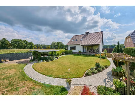 ruime gezinswoning omringd door groen op een perceel met vrij uitzicht