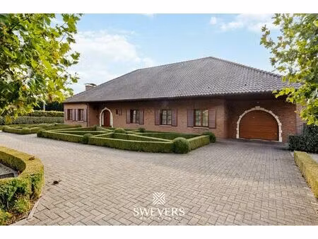 villa met 395m² woonruimte op 48a zuidgericht perceel