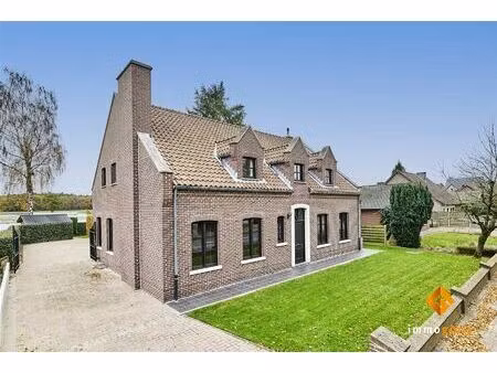 zéér ruime woning met dubbele inpandige garage op mooi perceel van 7a33ca.