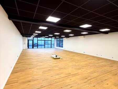 location local commercial