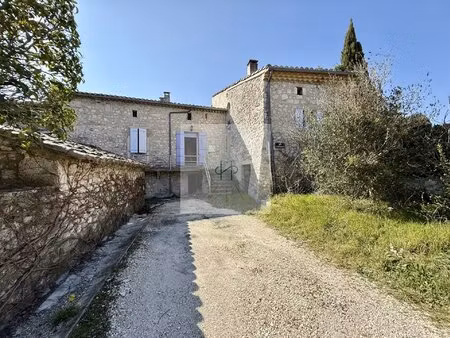 maison en pierre avec jardinet.