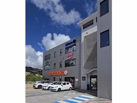 local commercial d'environ 118m² à louer emplacement stratégique et excellente visibilité 