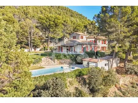 magnifique maison de caractère de 250 m2 habitables avec piscine et vue panoramique.