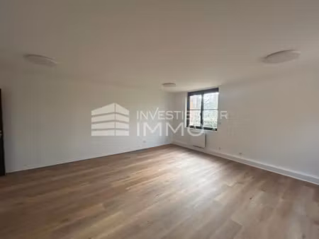 bureaux rénové à loyer de 247 9m² à longes