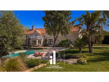 au sud de fontainebleau  charmante propriete de 255 m² avec piscine et dependances.