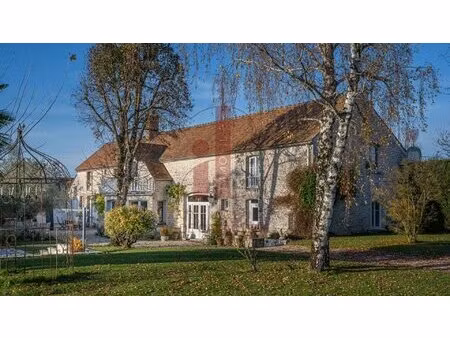 au sud de fontainebleau  une tres belle propriete de 255 m² avec piscine et ces dependance