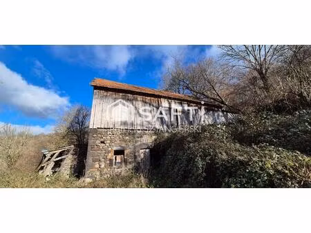 grange à rénover entièrement sur terrain 740 m² au calme  beau potentiel.