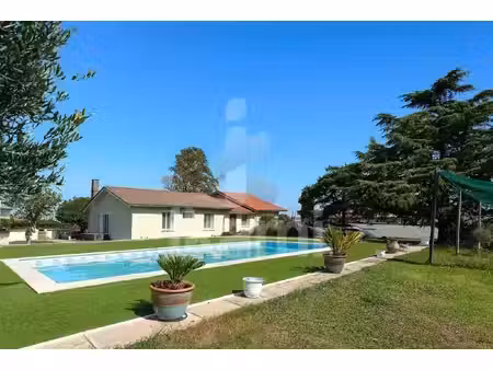 maison plain-pied lumineux avec piscine et grand terrain au calme du parc du pilat