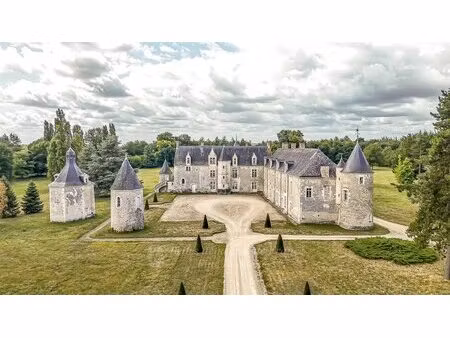 val de loire - ravissant château du xvème siècle avec de nombreuses dépendances et un parc
