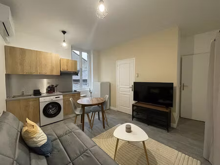 superbe studio meublé  disponible le 1er novembre 2024  à deux pas de la gare !