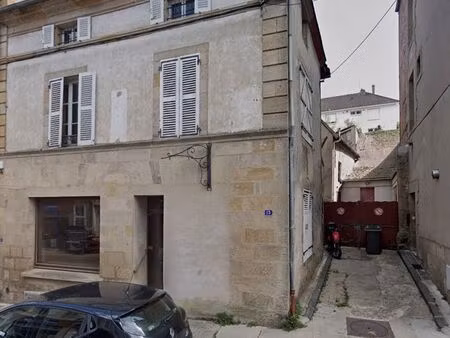 petit immeuble de pierres offrant belles possibilités de rénovation