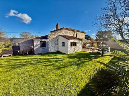 « charme  douceur et surprise : un cocon rare à nesmy »