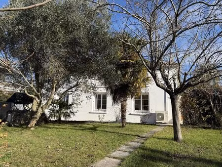 maison charentaise avec piscine en centre-bourg
