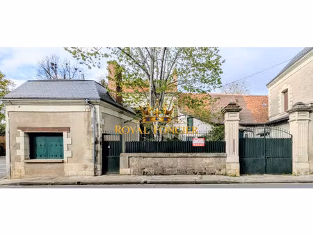 vue sur la cour fermée avec son puits