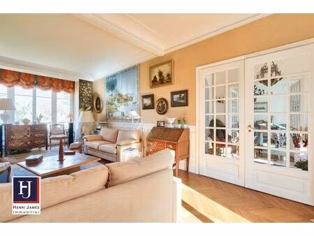 - maison de 348 m²(230m² habitables) avec jardin de 550 m² - 7 chambres au chesnay en lisi