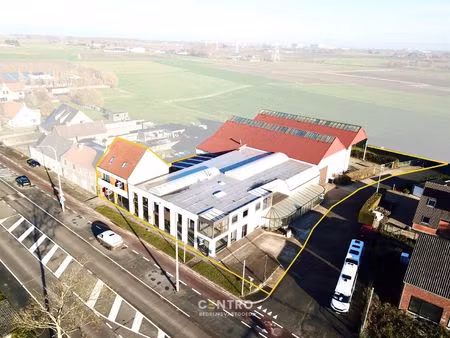 opslagruimte met showroom en 3 verhuurde appartementen op 3.682m2!
