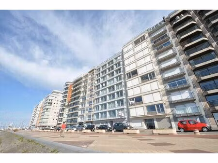 prachtig gerenoveerd 2- slaapkamer appartement met frontaal zeezicht.