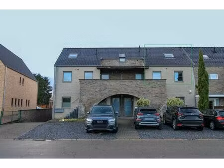 instapklaar duplexappartement met terras  twee slaapkamers  twee parkeerplaatsen en ruime 