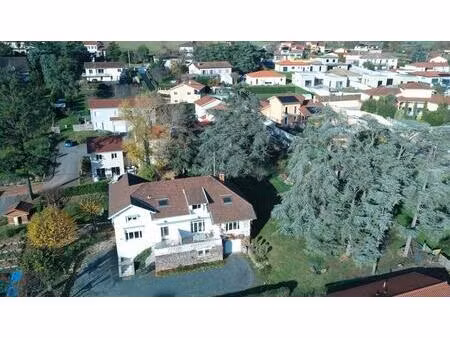 propriété comprenant 3 appartements dans un parc arboré de 2753 m²