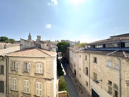 splendeur medievale avec cour intérieure et garage