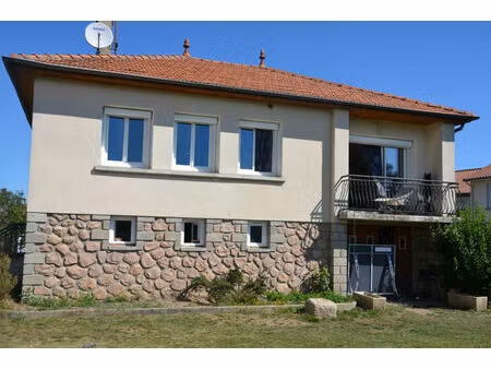 exclusivite ! centre sainte sigolène maison de plus de 100m2 avec garage sur 700 m2 de ter