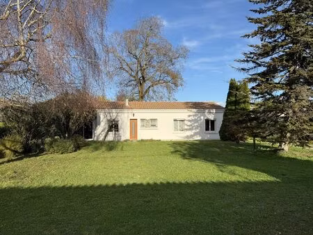 maison avec vaste garage et beau jardin