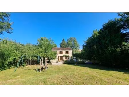 villa plain-pied avec 4 gîtes  piscine et jardin. saint-jean-d'angély