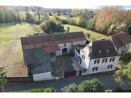 maison béarnaise de 129 m²  avec dépendances sur un terrain de 8219 m².