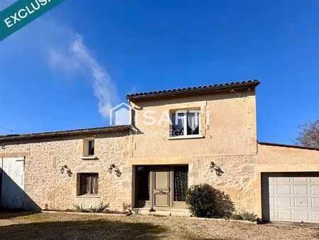 grande maison en pierre avec piscine intérieure