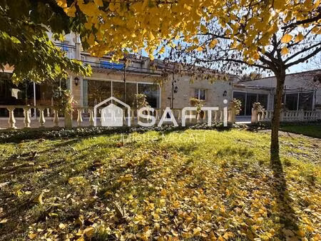 grande maison en pierre avec piscine intérieure