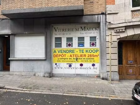 atelier/dépôt de 285m² avec toilette  bureau  cuisine. libre