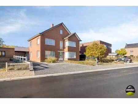 rustig gelegen ruime vrijstaande woning met grote tuin op...