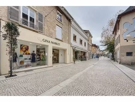rue pietonne bourgoin a louer local de 115  8m2