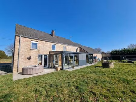 maison neuville lez beaulieu 8 pièce(s) 202 m2