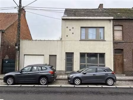 maison familiale avec garage et jardin.