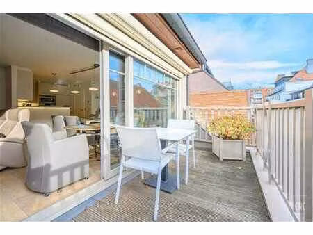 duplex lumineux avec deux terrasses dans le centre de knokke