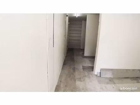 entrepôt 40 m2 - rideau de fer - caméra de surveillance