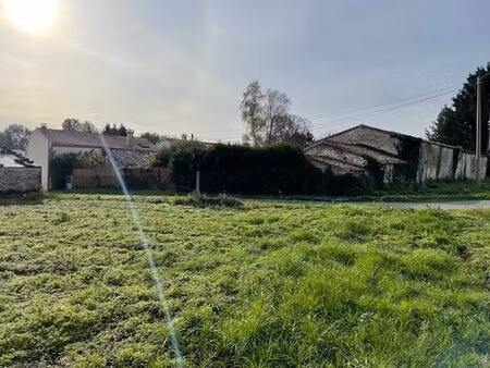 terrain constructible romegoux 537 m².