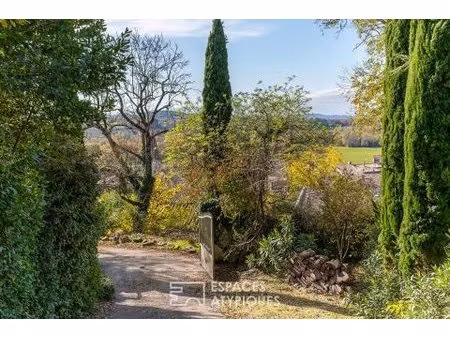 propriété haut de gamme avec vue  volumes et jardin paysagé