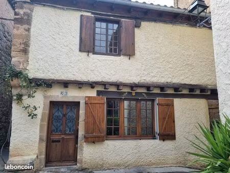 maison ancienne dans le village médiéval d'alet les bains