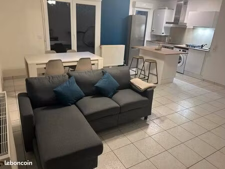 beau t2 meublé avec grande terrasse – lumineux à 670 cc