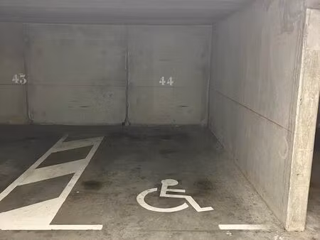 place de parking sécurisée proche centre-ville