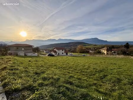 terrain 690 m² jarrie