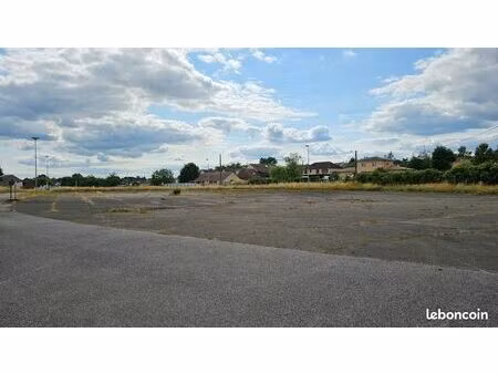 terrain avec plateforme enrobé idéal containers ou tranporteur