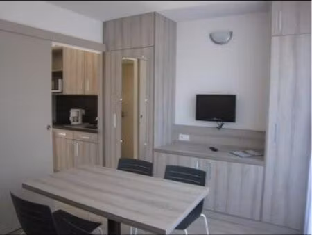 bel appartement 30m2  plein sud vue piscine à 300m de la mer