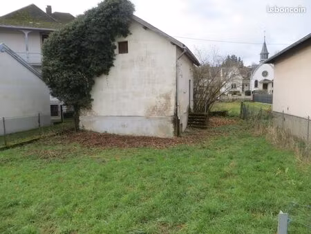 terrain 2.56 ares avec bâtiment de 35 m² en forme de maison sans fenêtres  sur vide sanita