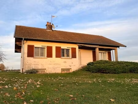 une maison individuelle sur sous-sol