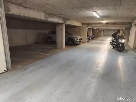 parking sécurisé boxable et bien éclairé