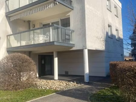 t2 lumineux avec terrasse  place de parking et garage — proche canal