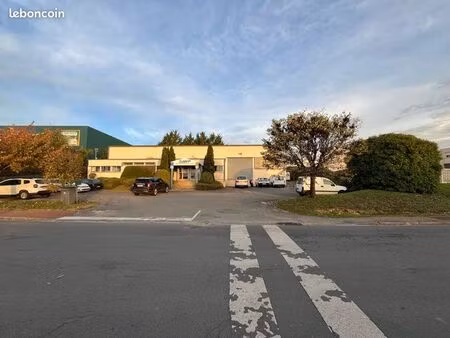 bâtiment 600 m² au cœur de la zone de champniers